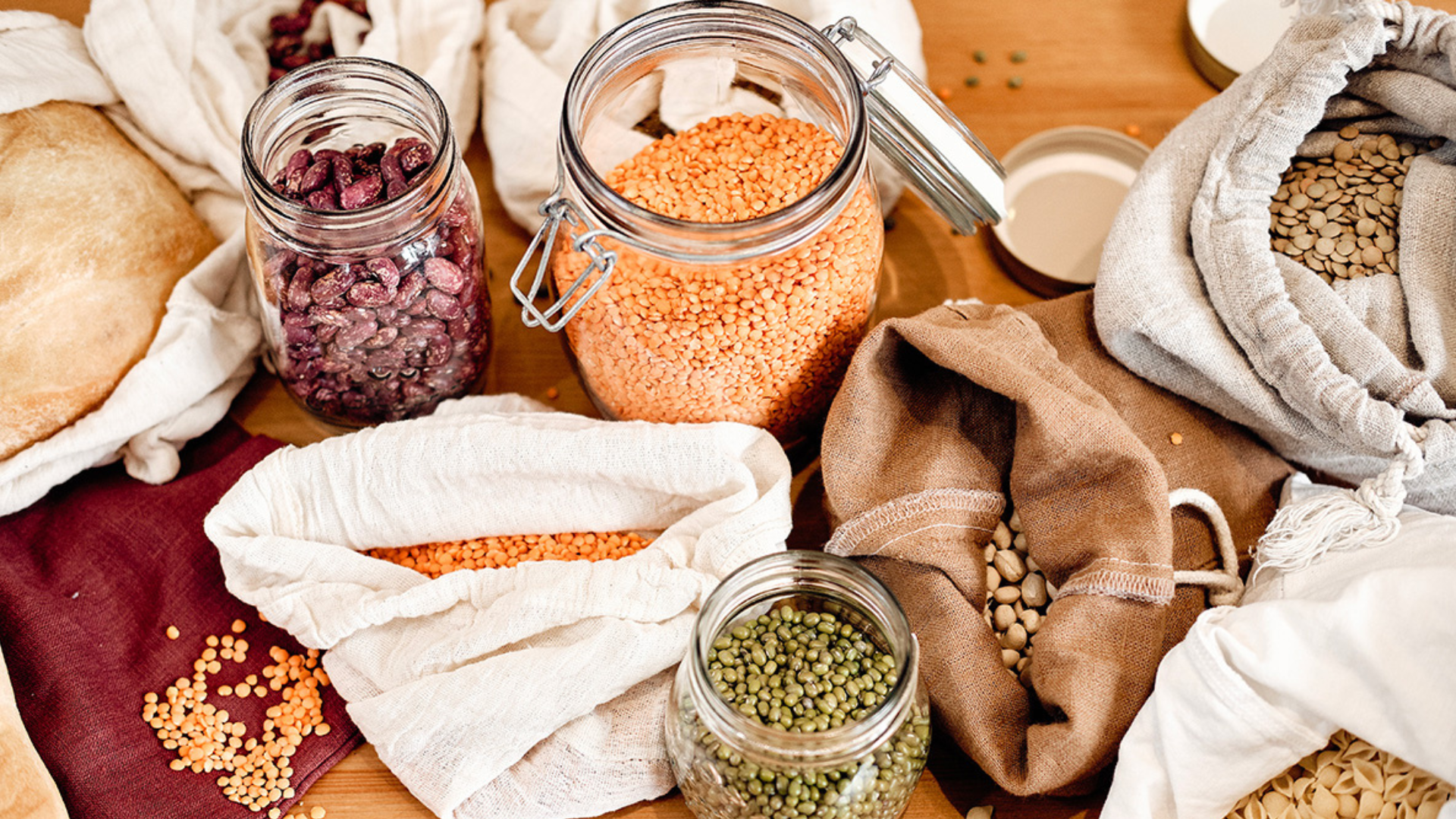 Fruits secs en bocaux hermétiques pour une conservation optimale : amandes, noix, pistaches