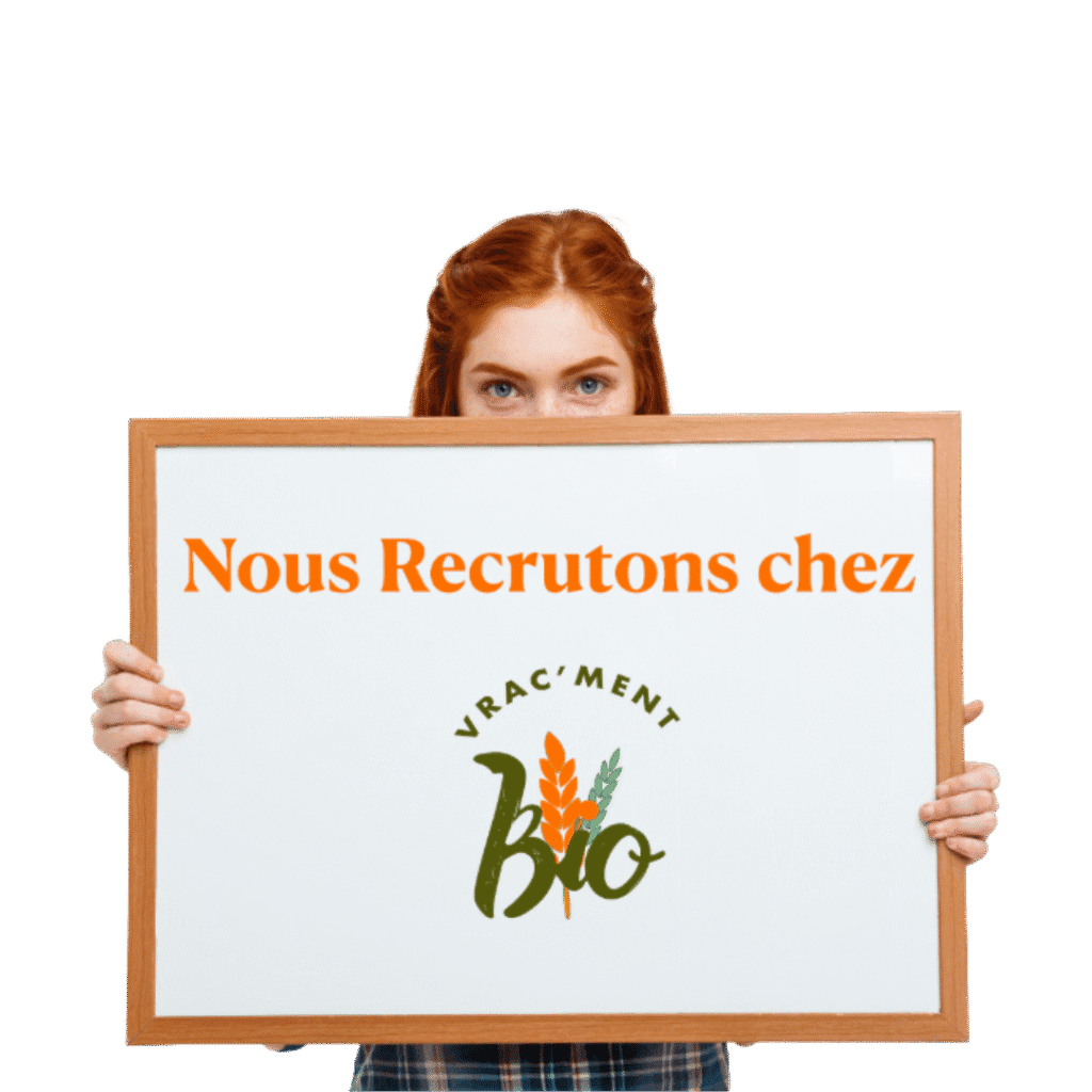 Femme tenant une pancarte avec le message Nous recrutons chez Vrac’ment Bio